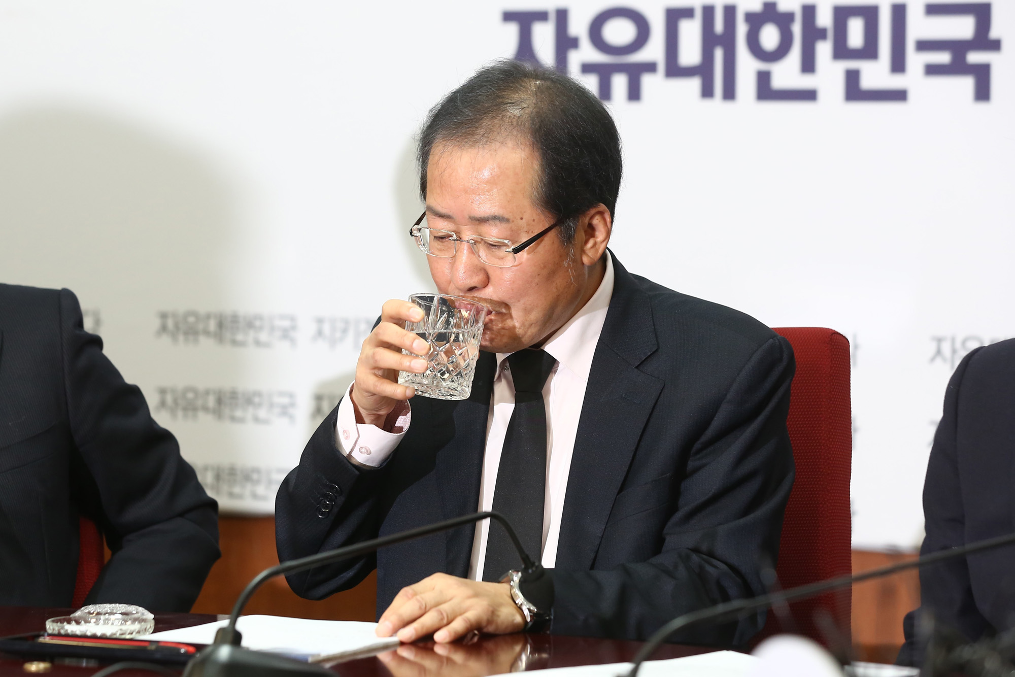 정치;자유한국당;최고위원회의;홍준표;정우택