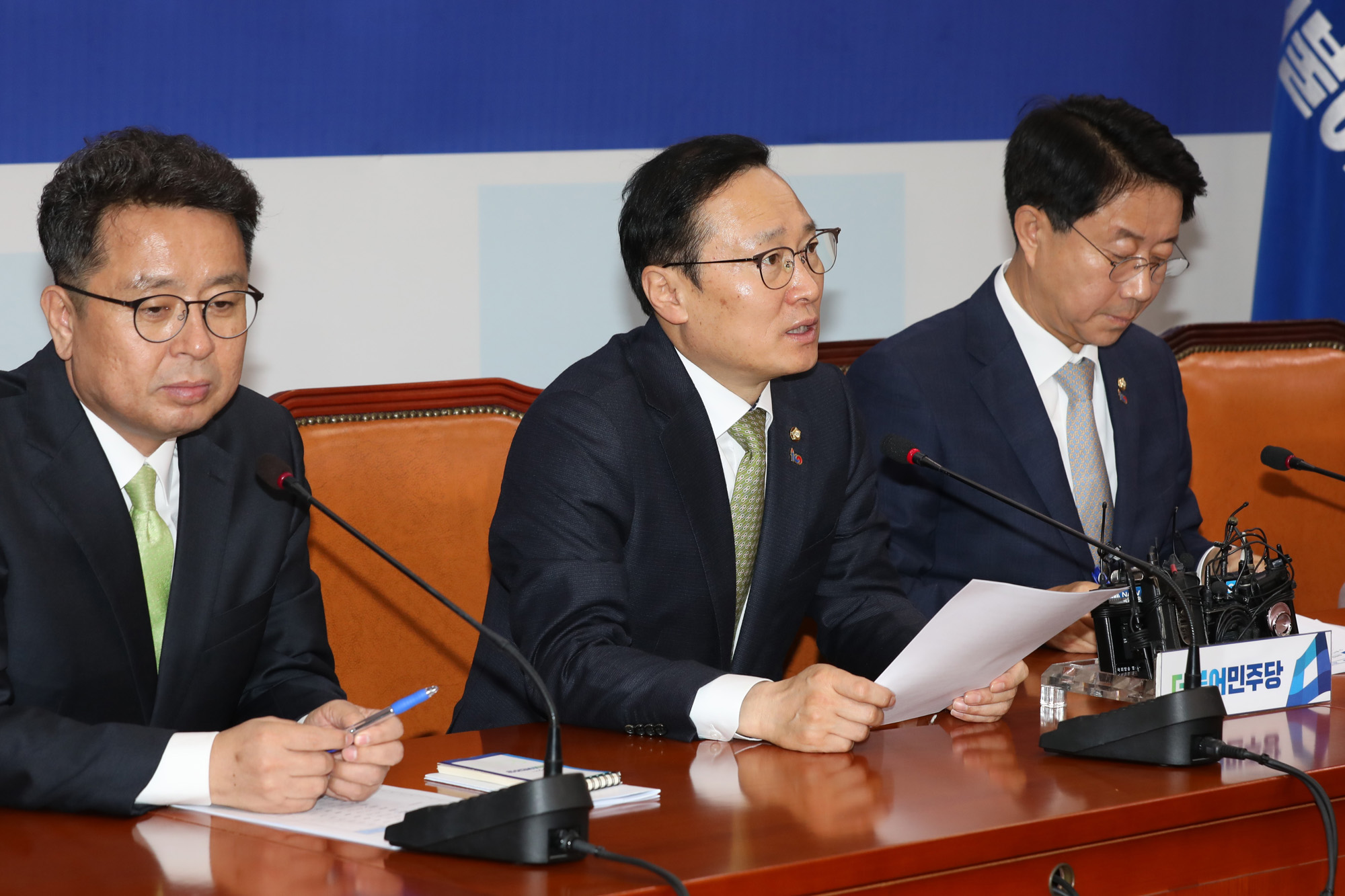 더불어민주당원내대책회의;홍영표원내대표