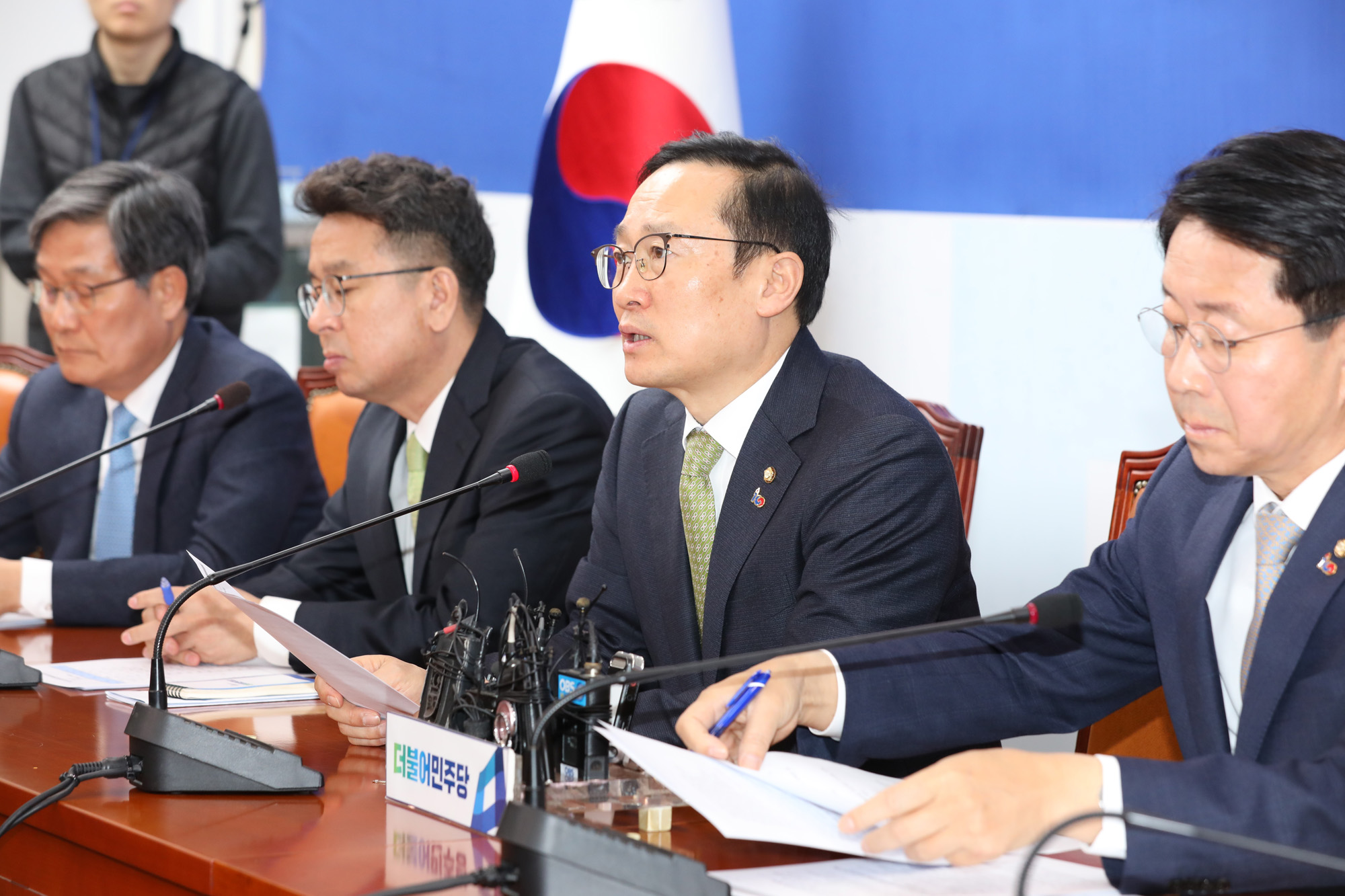 더불어민주당원내대책회의;홍영표원내대표
