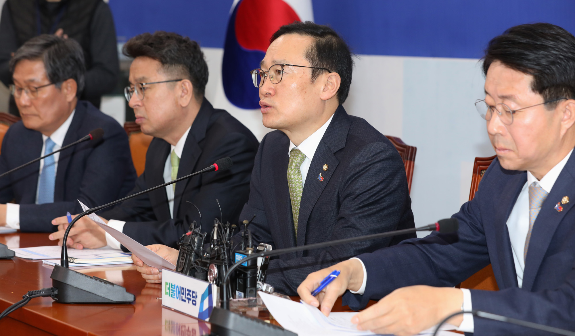 더불어민주당원내대책회의;홍영표원내대표