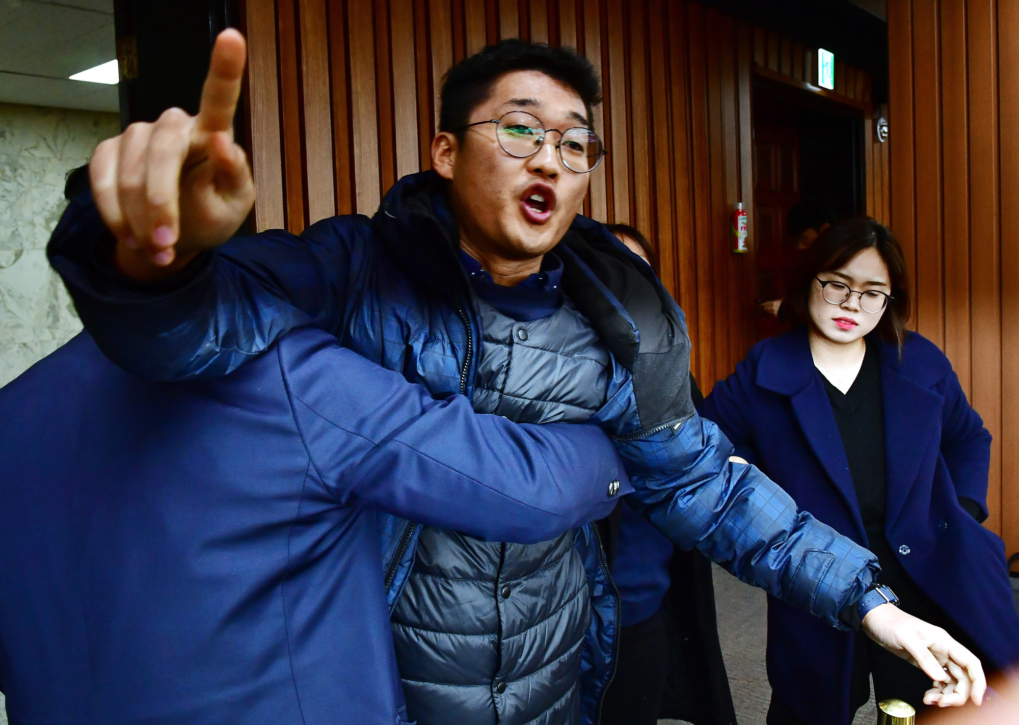 자유한국당원내대책회의;나경원원내대표;자유한국당해체하라