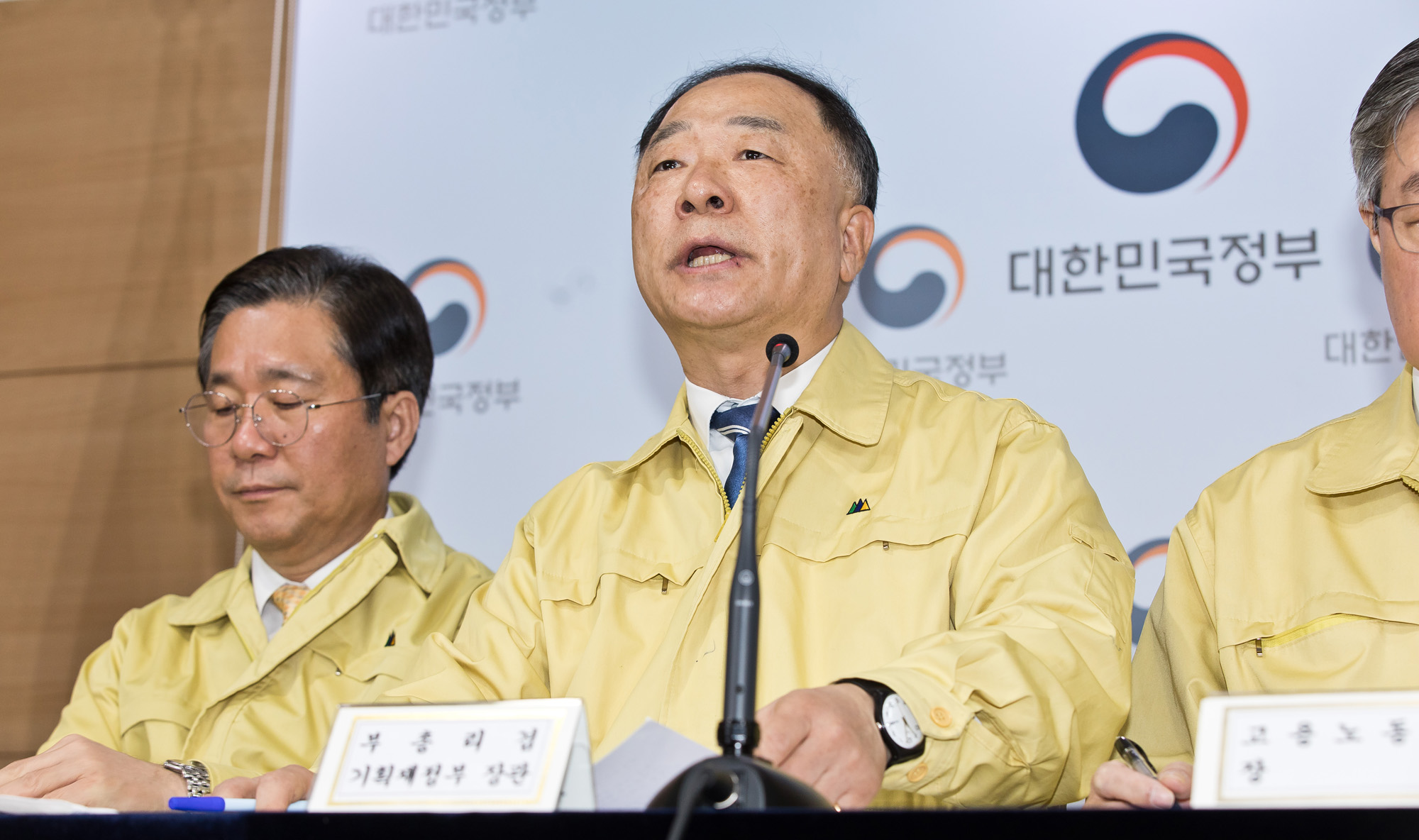 경제;정부;문재인정부;홍남기;부총리;기획재정부장관;코로나19;신종코로나바이러스감염증;민생경제종합대책;정부서울청사