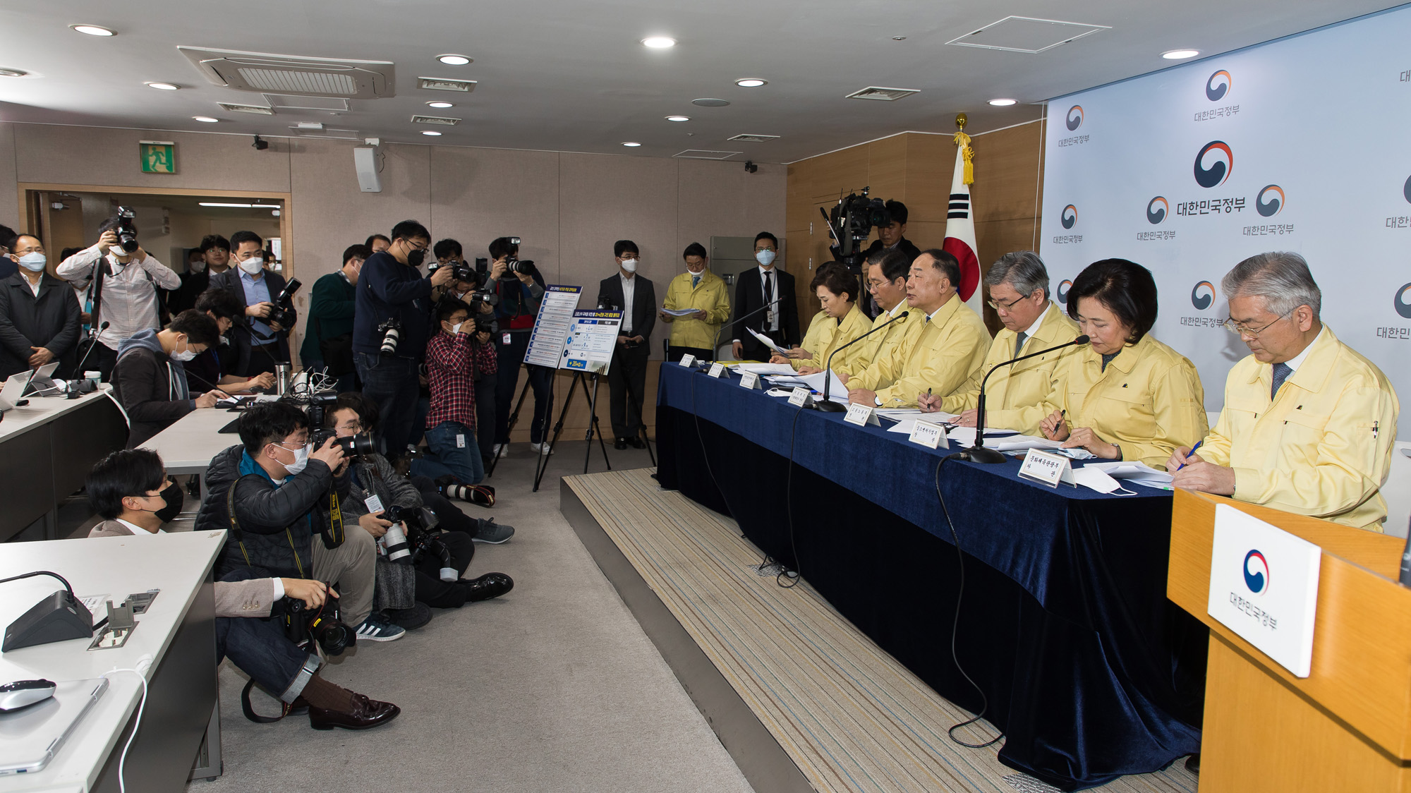 경제;정부;문재인정부;홍남기;부총리;기획재정부장관;코로나19;신종코로나바이러스감염증;민생경제종합대책;정부서울청사
