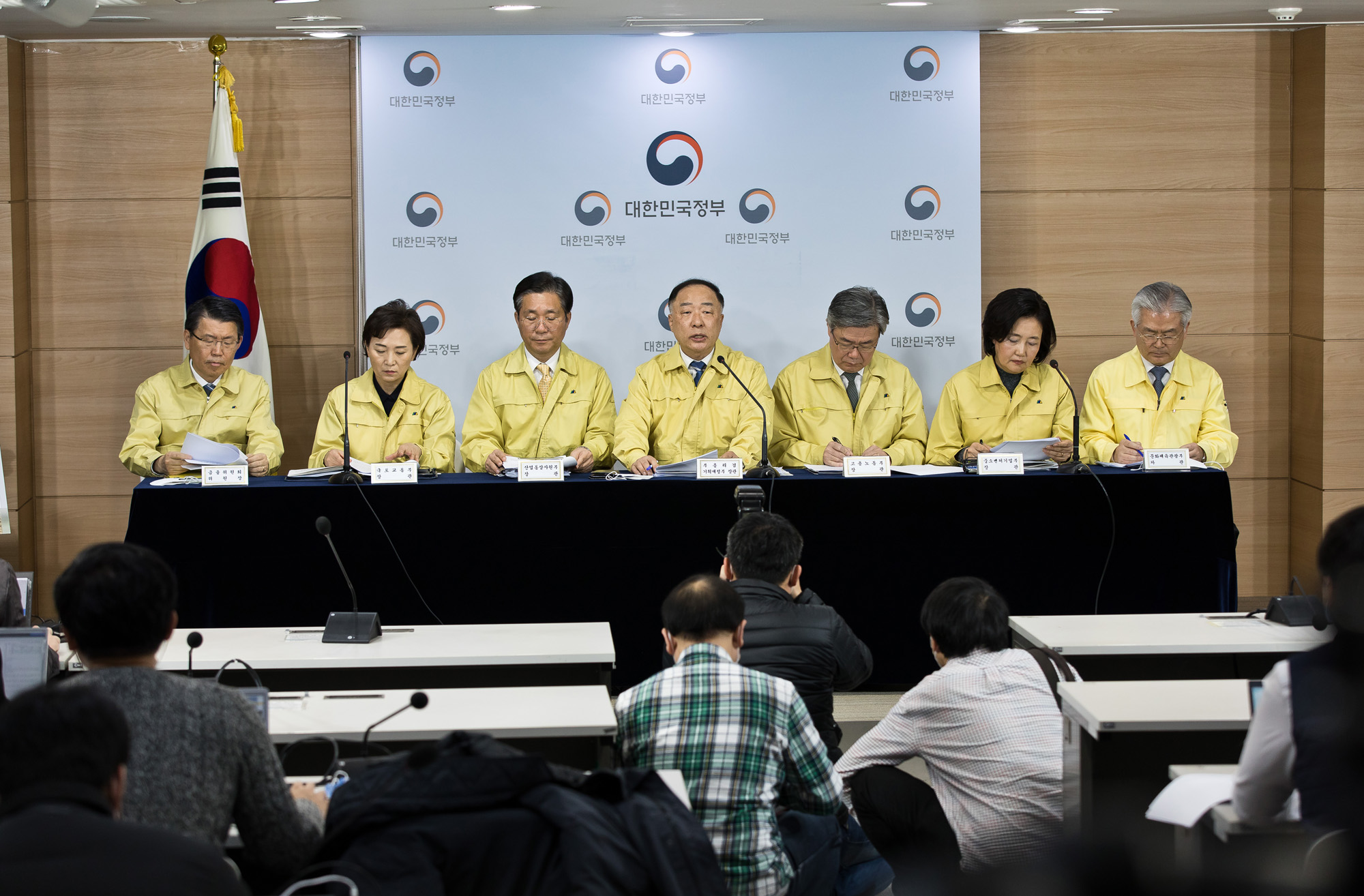 경제;정부;문재인정부;홍남기;부총리;기획재정부장관;코로나19;신종코로나바이러스감염증;민생경제종합대책;정부서울청사