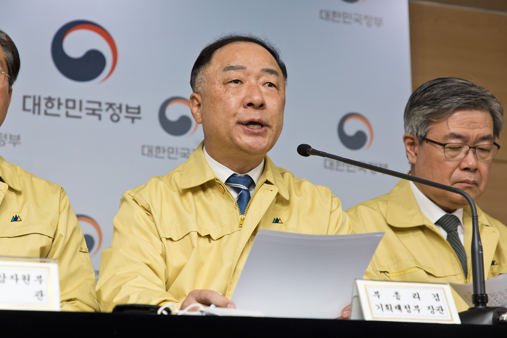 경제;정부;문재인정부;홍남기;부총리;기획재정부장관;코로나19;신종코로나바이러스감염증;민생경제종합대책;정부서울청사